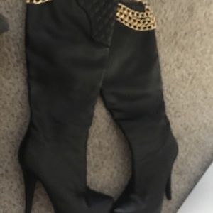 Under the knees hih boots with gold chain